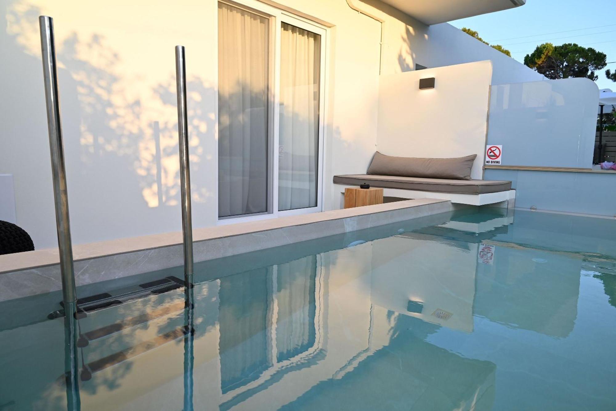 Rhotheon Suites In เอียลิซอส ภายนอก รูปภาพ