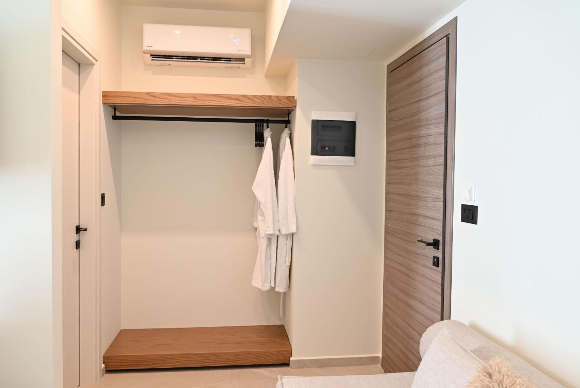 Rhotheon Suites In เอียลิซอส ภายนอก รูปภาพ