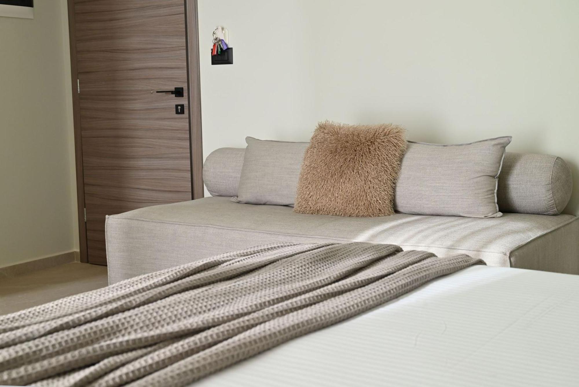 Rhotheon Suites In เอียลิซอส ภายนอก รูปภาพ
