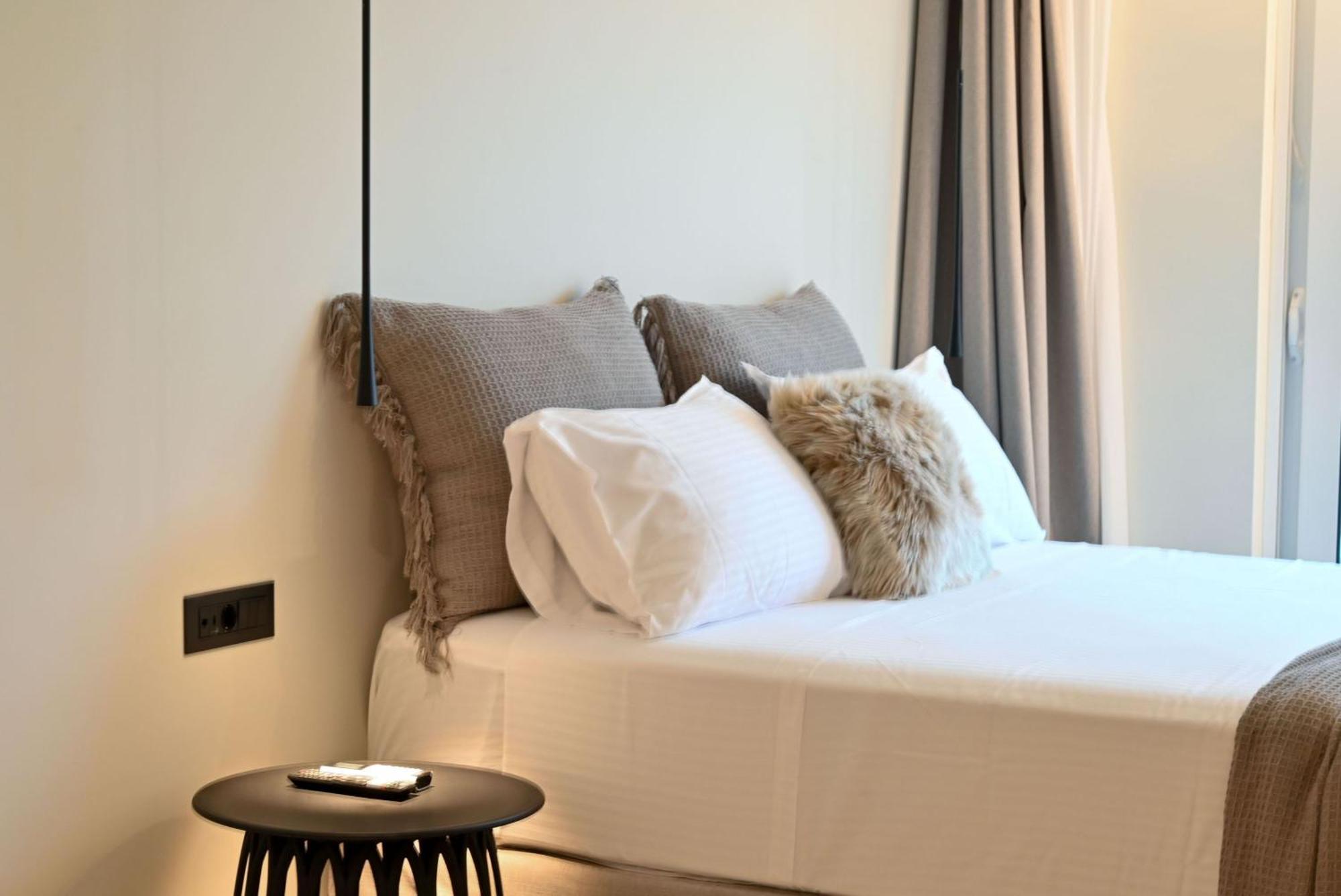 Rhotheon Suites In เอียลิซอส ภายนอก รูปภาพ