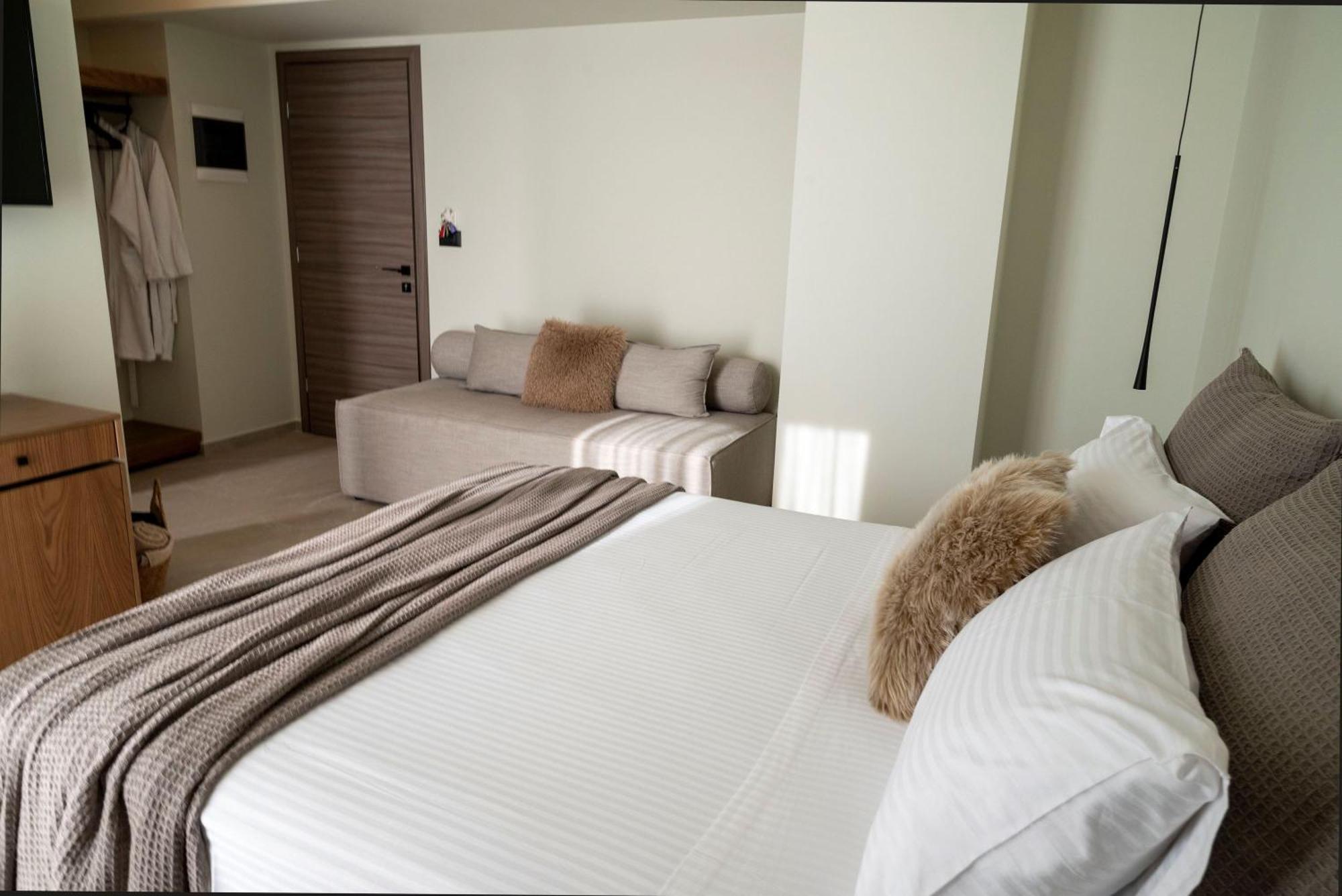 Rhotheon Suites In เอียลิซอส ภายนอก รูปภาพ