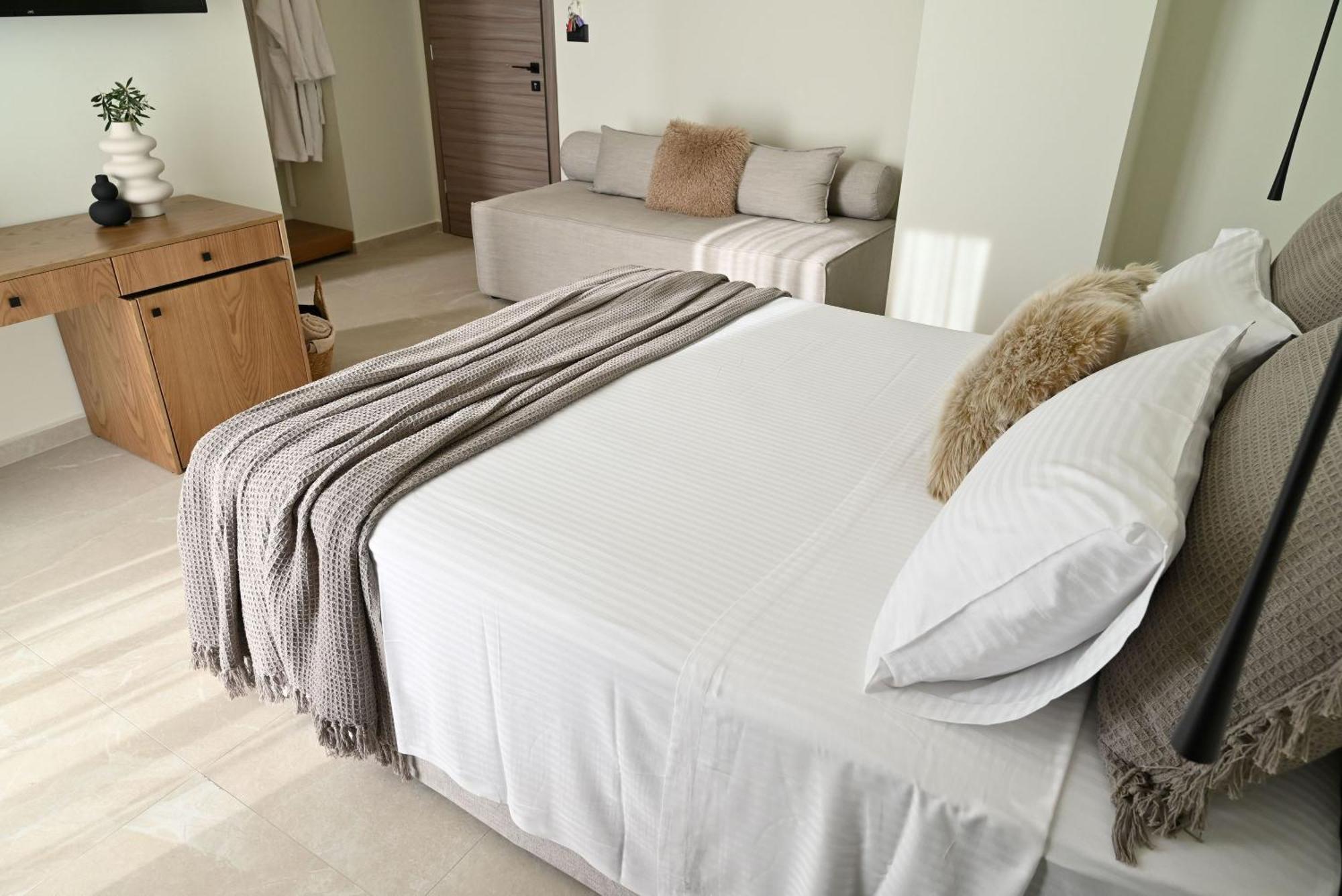 Rhotheon Suites In เอียลิซอส ภายนอก รูปภาพ