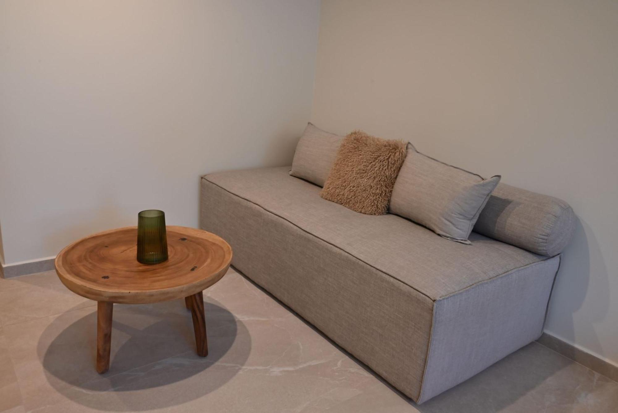 Rhotheon Suites In เอียลิซอส ภายนอก รูปภาพ