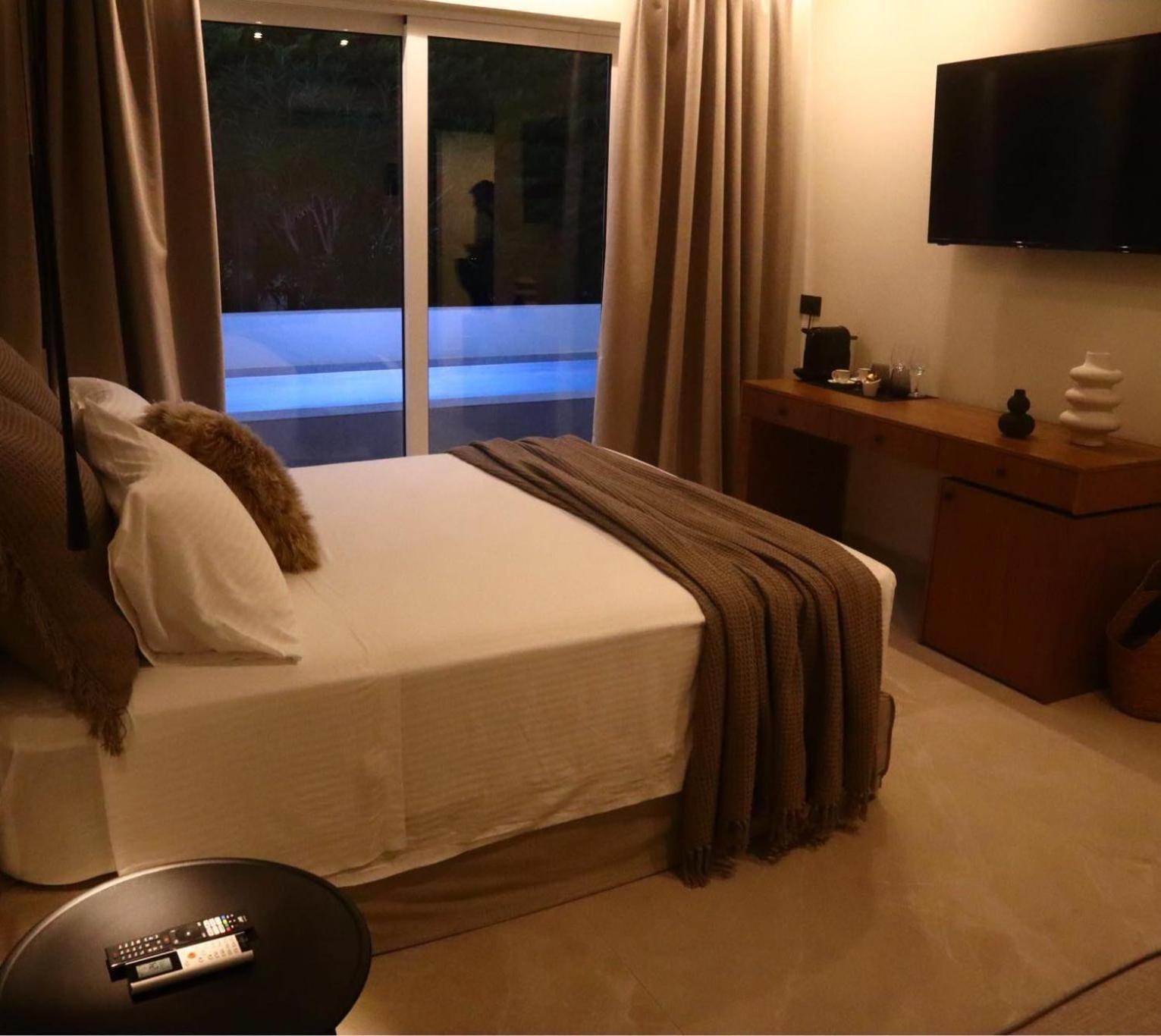 Rhotheon Suites In เอียลิซอส ภายนอก รูปภาพ